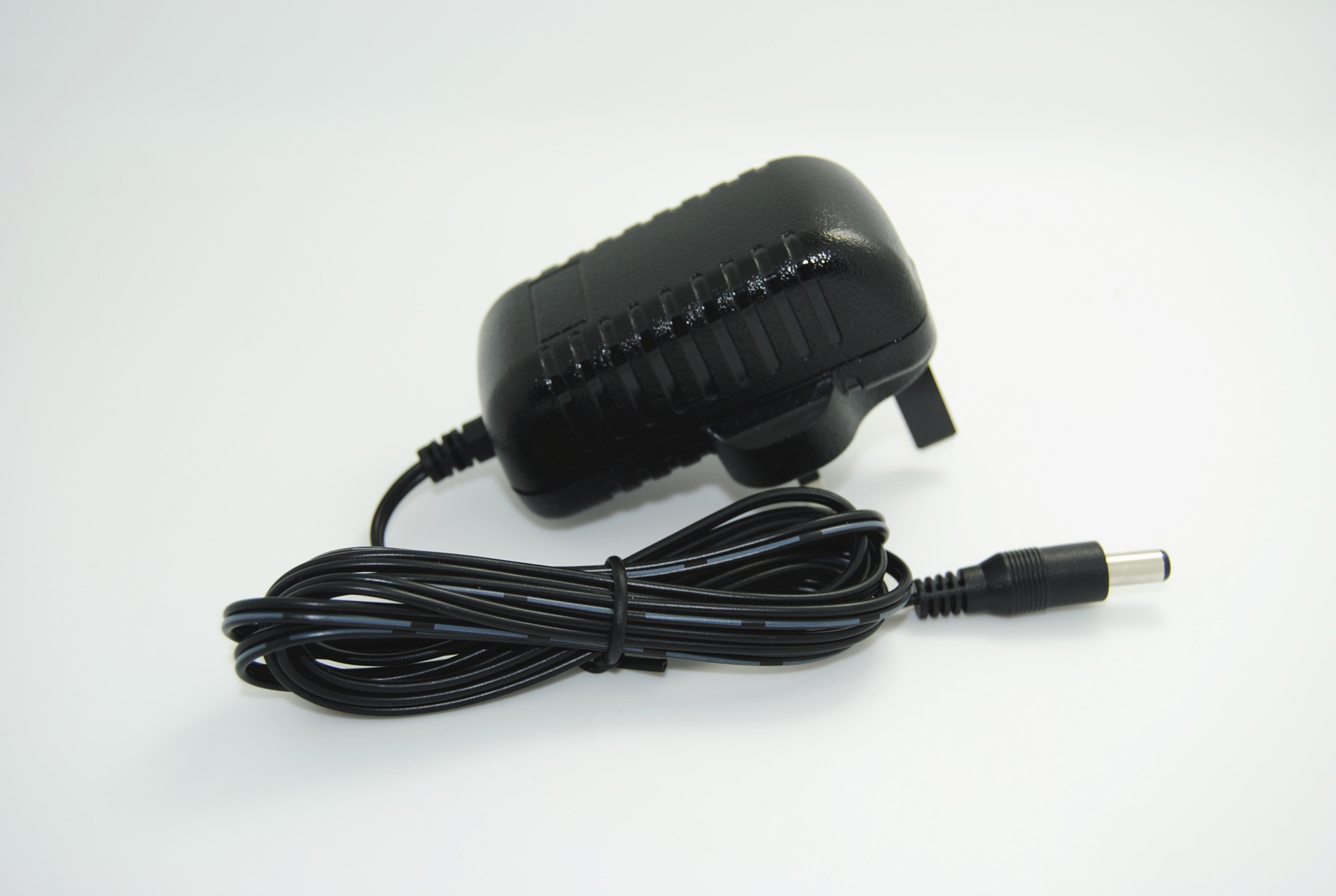 Le C.A. a entré des adaptateurs de puissance de la production 5V 2400mA 12W de C.C 230V adaptés pour le R-U, certificat de la CE/GS